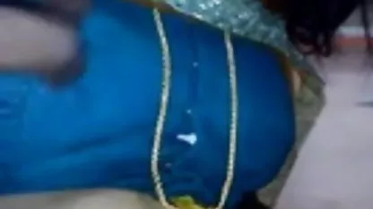 चार दोस्त उसे हर जगह ले फुल सेक्सी मूवी वीडियो में जाने के लिए एक वेश्या को किराए पर लेते हैं