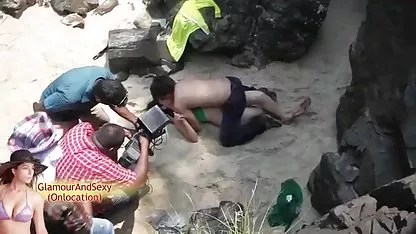 महिला बहुत गंदी है, वह सेक्सी फुल फिल्म एक त्रिगुट में अपने बेटे के दोस्तों को चोदती है