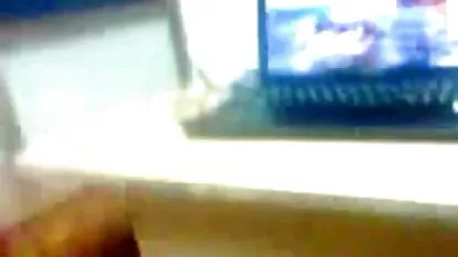 उसकी बेटी को पेनिट्रेट करता है और उसकी बालों वाली चूत में एक क्रीमपाइ बनाता फुल सेक्सी मूवी वीडियो में है