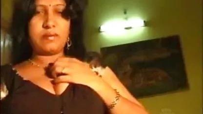बूढ़ी औरत सींग का बना हुआ था और मैं उसे सोफे फुल मूवी सेक्सी पिक्चर पर गड़बड़ कर दिया