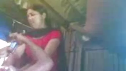 एक युवक के साथ अपने पति पर सींग हिंदी में फुल सेक्सी फिल्म डाल रही थी