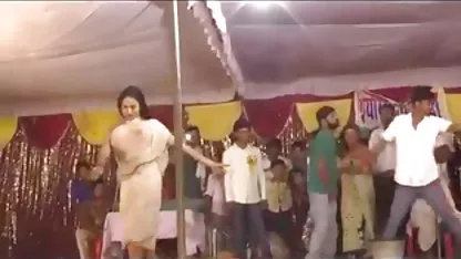 विवाहित महिला को अपने पति को धोखा देने का पता चलता हॉलीवुड फुल सेक्स फिल्म है