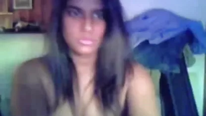 वह अपनी चाची और फुल मूवी वीडियो में सेक्सी सौतेली माँ को चोदता है