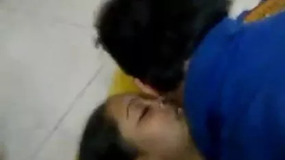 वह अपनी प्रेमिका को दूसरे लड़के द्वारा गड़बड़ करने के लिए बेचता है जबकि वह अपने हाथ में अपने मुर्गा के साथ सेक्सी फुल मूवी वीडियो देखता है