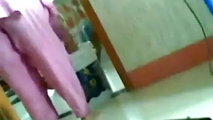 वेबकैम पर लाइव रहते हुए अपनी जवान बेटी को चोदता है हॉलीवुड फुल सेक्स फिल्म