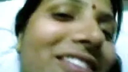 माँ अपने बेटे के मुर्गा को उत्तेजित करने के लिए सेक्सी फुल फिल्म उसकी क्रीम का उपयोग करती है