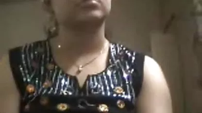 नीले बालों वाली फूहड़ इस काले आदमी के साथ लक्जरी खर्च सेक्सी वीडियो फुल फिल्म करने जा रही है
