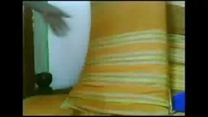 ब्रेट रॉसी अपने पैरों को फैलाता है क्योंकि वह हिंदी सेक्सी फुल मूवी एक बिल्ली का भोजन चाहता है