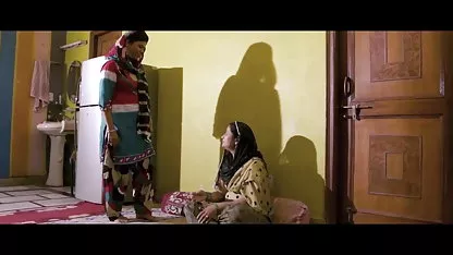 युवा कुतिया सेक्सी पिक्चर हिंदी फुल मूवी निर्दोष दिखती है, लेकिन गुदा सेक्स के लिए एक फूहड़ आदी है