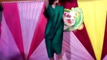 विकृत फुल सेक्सी मूवी वीडियो में पिता अपनी बेटी को स्ट्रेचिंग करते देख उत्साहित हो जाता है