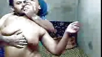 वह उसे एक चित्र देता है और फिर वह सेक्सी मूवी फुल हड हिंदी मे उसे चोदता है