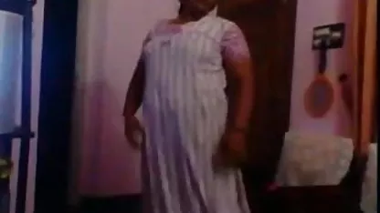 अंत में हिंदी में फुल सेक्सी फिल्म दादी को झपकी के बिना छोड़ दिया जाता है