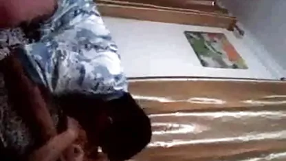 वह अपने नग्न बेटे को शॉवर में पकड़ता फुल सेक्स हिंदी फिल्म है और यह बच नहीं पाता है।