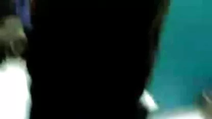पति एक दोस्त के साथ अपने वेश्या साझा करता है हिंदी सेक्सी वीडियो फुल मूवी